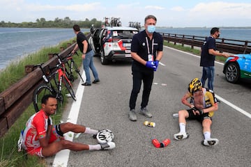 Jos Van Emden y Eritrea Natnael Berhane en el suelo después de un choque masivo durante la 15ª etapa del Giro