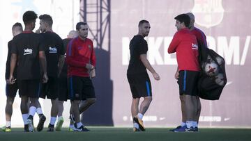 Valverde, en el entrenamiento de ayer, dar&aacute; la camiseta de titular a Alc&aacute;cer, a su izquierda en la imagen.