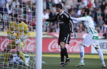 Cristiano Ronaldo discute con los jugadores del Crdoba. 