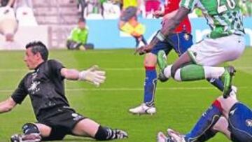 <b>FALLÓN. </b>Achille Emaná volvió a mostrar sus carencias de cara a puerta y tuvo la mejor ocasión del primer tiempo para los béticos.