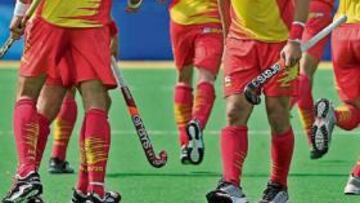 <b>GOL DE ORO. </b>Albert Sala (de espalda) y Santi Freixa felicitan a Pol Amat por su tanto frente a China.