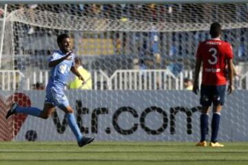 El jugador de Universidad Católica, Leandro Sosa, izquierda, celebra su gol contra O'Higgins.