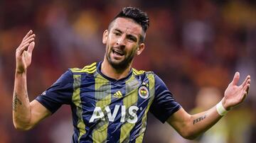 En junio dejó de pertenecer al Fenerbahce y en los últimos días rechazó la propuesta de Boca Juniors.
El lateral de La Roja podría ir al Leeds, aunque su destino más seguro es España, en donde se lo pelean el Real Betis y el Valencia.