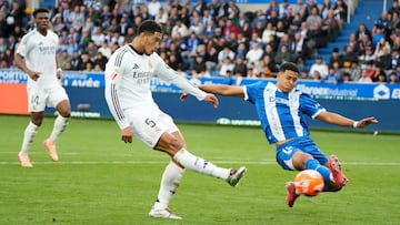 VITORIA, 13/04/2025.- El defensa uruguayo del Alavés Santiago Mouriño disputa un balón ante el centrocampista británJude Bellingham (i) este domingo, durante el partido de la jornada 31 de LaLiga EA Sports, entre el Deportivo Alavés y Real Madrid, en el estadio de Mendizorrotza de Vitoria. EFE/ Adrian Ruiz Hierro