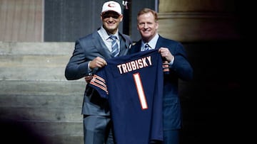 PHILADELPHIA, PA - APRIL 27: (L-R) Mitchell Trubisky of North Carolina poses with Commissioner of the National Football League Roger Goodell after being picked #2 overall by the Chicago Bears (from 49ers) during the first round of the 2017 NFL Draft at the Philadelphia Museum of Art on April 27, 2017 in Philadelphia, Pennsylvania. Jeff Zelevansky/Getty Images/AFP
== FOR NEWSPAPERS, INTERNET, TELCOS & TELEVISION USE ONLY ==