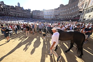 El recorrido transcurre en la centrica Piazza del Campo, en  honor a la Virgen de Provenzano (Palio di Provenzano).