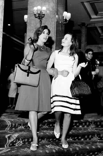 Concha Velasco con la también actriz y cantante Rocío Durcal saliendo de un hotel en Barcelona en 1961.