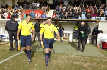 En el Ciudad de Tudela estaba Eusebio Sáez García, que arbitró en Segunda División en la 2006-07 y ahora está en Primera Regional. Se cambió rápida mente y en el 68 se pudo reanudar el encuentro. 