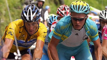 Los ciclistas Lance Armstrong y Alexandre Vinokourov, durante la decimosexta etapa del Tour de Francia 2005 entre Mourenx y Pau.