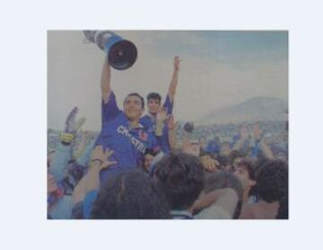 El capit&aacute;n Luis Musrri levanta la copa.