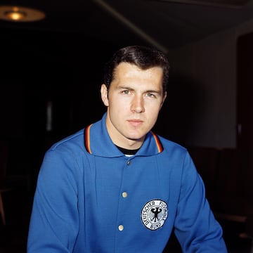 Franz Beckenbauer nació en Múnich en 1945, año del final de la II Guerra Mundial. A los 13 años, en 1958, se enroló en las filas del Bayern de Múnich, debutando con el primer equipo en 1964.