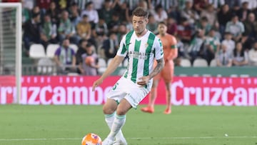 Corbo ejecuta un pase