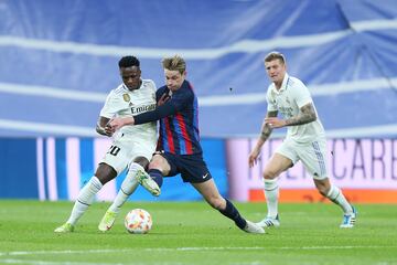 Jugada entre Vinicius y De Jong que acaba en tarjeta amarilla para el brasile?o.
