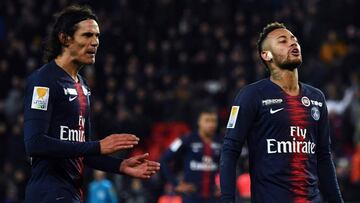 Cavani y Neymar protestan una jugada al &aacute;rbitro del PSG-Guingamp de Copa de la Liga.