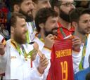 Una medalla con dedicatoria a Marc Gasol y San Emeterio