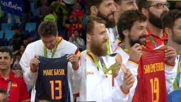 Pau Gasol sostiene la camiseta de Marc y Sergio Llull, la de Fernando San Emeterio.