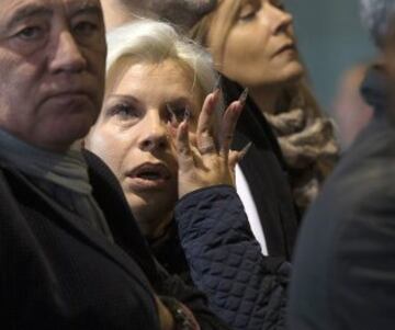 Multitudinaria despedida a Johan Cruyff en el Camp Nou. Muchos aficionados al fútbol se acercaron al estadio para mostrar sus respetos al mítico jugador holandés.