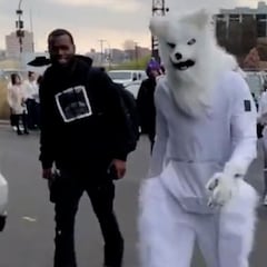 WATCH: Vikings’ Najee Thompson wearing full wolf costume vs Lions