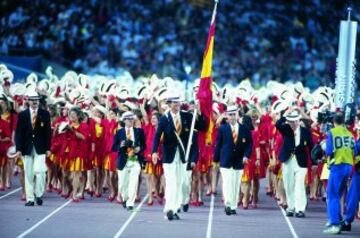 En 1992 cuando los Juegos Olímpicos se celebraron en Barcelona, fue el ahora Rey Felipe VI el encargado de llevar la bandera. 
