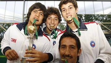 Sebasti&aacute;n Santiba&ntilde;ez festejando su t&iacute;tulo mundial junto a Christian Gar&iacute;n y Basti&aacute;n Malla en el a&ntilde;o 2010. Los acompa&ntilde;a en la imagen el capit&aacute;n &Aacute;lvaro Palma.