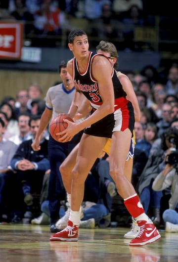 Eternamente recordado por ser el hombre al que los Blazers seleccionaron por delante de Michael Jordan en el draft de 1984, Bowie siempre será considerado uno de los mayores errores de la historia del draft… aunque se trate de un equipo el que, en este caso, cometió la equivocación. Sin embargo, y aunque en retrospectiva todos podemos comentar la carrera de His Airness como lo que es, por aquel entonces el movimiento tuvo su explicación. Los Blazers tenían a Clyde Drexler, otro talentoso escolta con el que Jordan se habría pisado en pista. Y necesitaban reforzar el juego interior, algo que no podrían conseguir con un Hakeem Olajuwon seleccionado en el primer puesto por los Rockets. Al final, tiraron de Bowie, cuya lesión en 1987 marcó su carrera a pesar de haber promediado 16 puntos por partido el curso anterior. En su primer año en los Nets, tras ser traspasado, se fue a 14,7 puntos y 10,1 rebotes, coincidiendo con un equipo en el que se encontraba Drazen Petrovic. Su mala suerte fue que los Blazers llegaron a dos Finales de la NBA con Rick Adelman (1990 y 1992) justo cuando el pívot se marchó. Otro error distinto a los otros tres y del que tiene más culpa Jordan que el propio Bowie, que hizo lo que pudo y tuvo una digna carrera.
