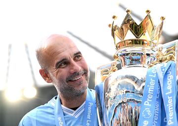 Pep Guardiola, técnico del Manchester City, mira el trofeo más ansiado del fútbol inglés.