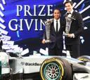 Hamilton y Mercedes reciben sus trofeos de campeones