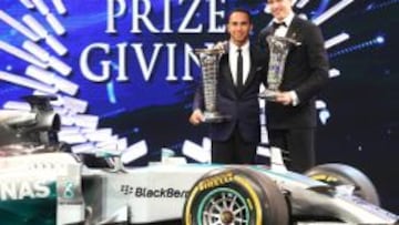 Hamilton y el director ejecutivo de Mercedes, Toto Wolf, reciben los premios.