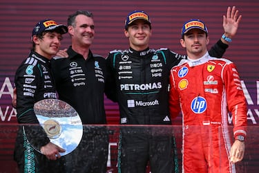 El piloto británico de Mercedes, primer clasificado, George Russell (2.º por la derecha), celebra en el podio junto al piloto italiano de Mercedes, segundo clasificado, Kimi Antonelli (izq.), con Hywel Thomas (2.º por la izquierda), director general de Mercedes AMG High Performance Powertrains, y el piloto monegasco de Ferrari, tercer clasificado, Charles Leclerc.