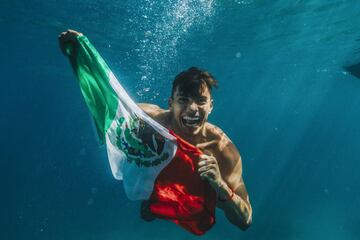 Jonathan Paredes bajo el agua de Polignano a Mare. 