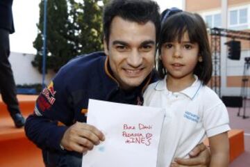 Los pilotos del equipo Repsol Honda de MotoGP, Marc Márquez y Dani Pedrosa, y los de trial, Toni Bou, Takahisa Fujinami y Jaime Busto, hicieron hoy las delicias de los alumnos del colegio sevillano St. Marys School.