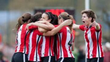 Las jugadoras del Athletic celebran uno de sus tres goles ante el Atlético Féminas.