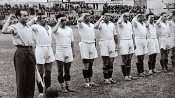 El Real Madrid, en una imagen de 1936 con el pu&ntilde;o en alto. 