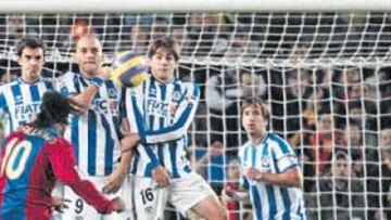 <b>OTRA VEZ. </b>Ronaldinho, que en la imagen prueba un lanzamiento de falta, volvió a abrir la victoria del Barcelona, como ante el Werder.
