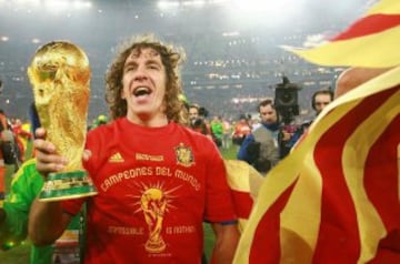 Fue internacional absoluto con la Selección Española entre 2000 y 2013. Se proclamó campeón de Europa en 2008 y del Mundo en 2010. Eterno capitán del Barcelona, capturó tres Champions League con los blaugranas. Es considerado como uno de los símbolos del club culé.