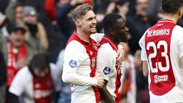 Taylor y Brobbey celebran el primer gol del Ajax