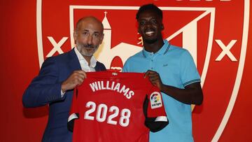 GRAFCAV7180. BILBAO, 12/08/2019.-El presidente del Athletic, Aitor Elizegi, (i) junto al jugador del Athletic de Bilbao, Iñaki Williams, con la camiseta que anuncia hasta 2028, por la renovación donde se ha mostrado muy agradecido al Athleti