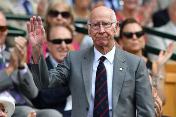 El exjugador de Manchester United Bobby Charlton en la grada viendo un partido de Rafal Nadal.