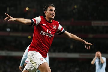 Debutó en partido oficial con el primer equipo del Arsenal, el 20 de febrero de 2011.  