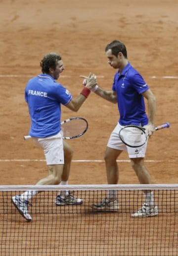 Julien Benneteau y Richard Gasquet en el punto de dobles de la final de Copa Davis entre Francia y Suiza en Lille.