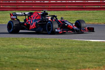 Los pilotos de Red Bull, Verstappen y Gasly, ya han disfrutado del nuevo monoplaza RB15 en el circuito inglés de Silverstone en Northampton.
