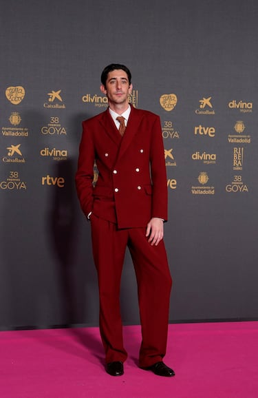 Enric Auquer, de Late Checkout, posa en la alfombra rosa.
