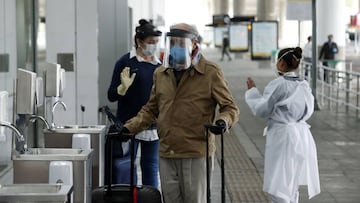 BOG200. BOGOT&Aacute; (COLOMBIA), 02/05/2020.- Ciudadanos espa&ntilde;oles llegan al aeropuerto El Dorado para tomar un vuelo humanitario de regreso a su pa&iacute;s este s&aacute;bado en Bogot&aacute; (Colombia). M&aacute;s de 300 espa&ntilde;oles emprendieron este s&aacute;bado el regreso a Madrid desde Bogot&aacute; en uno de los &uacute;ltimos vuelos de repatriaci&oacute;n organizados por el Ministerio de Asuntos Exteriores, las embajadas y consulados por la pandemia de coronavirus. EFE/ Mauricio Due&ntilde;as Casta&ntilde;eda