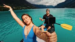 La surfista Pacha Lina Luque-Light junto a Chris Rogers en una canoa en Interlaken (Suiza), durante el GoPro Creators Summit 2022. 