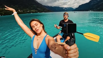 La surfista Pacha Lina Luque-Light junto a Chris Rogers en una canoa en Interlaken (Suiza), durante el GoPro Creators Summit 2022.