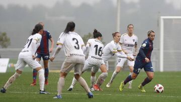 Soni conduce el balón ante Adriana y Mascaró.