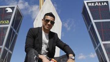 <b>ARGENTINO DE MADRID. </b>Maravilla posa con el cinturón de 'The Ring' y el de diamantes (valorado en 40.000 euros) del CMB delante de las torres KIO, en Plaza de Castilla.