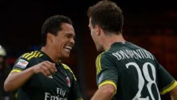 Bacca celebra un gol con Bonaventura.