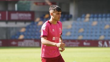 Miguel Román durante un entrenamiento con el Pontevedra.