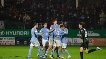 Los jugadores del Celta felicitan a Douvikas por su segundo tanto ante el Sestao en Las Llanas.